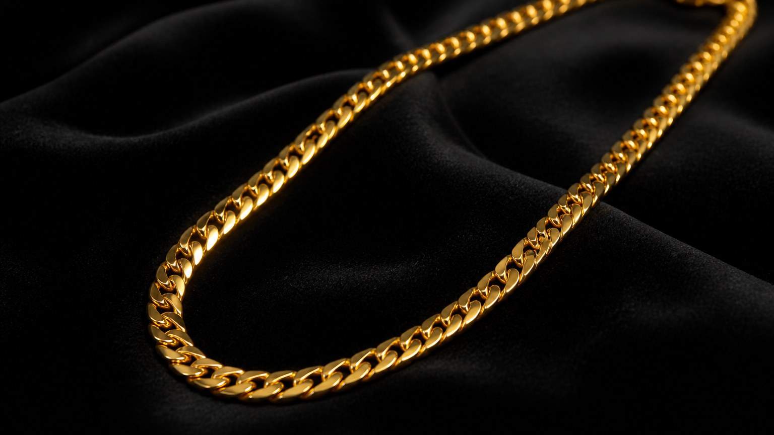 Chaîne en or 24 carats pour homme sur fond noir