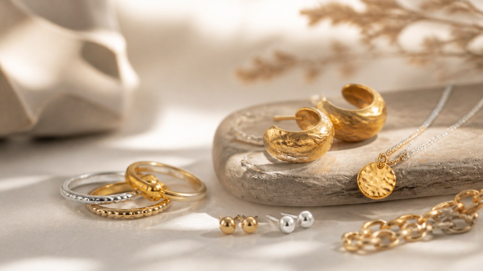 Bijoux en vermeil éclatants exposés sur un fond neutre