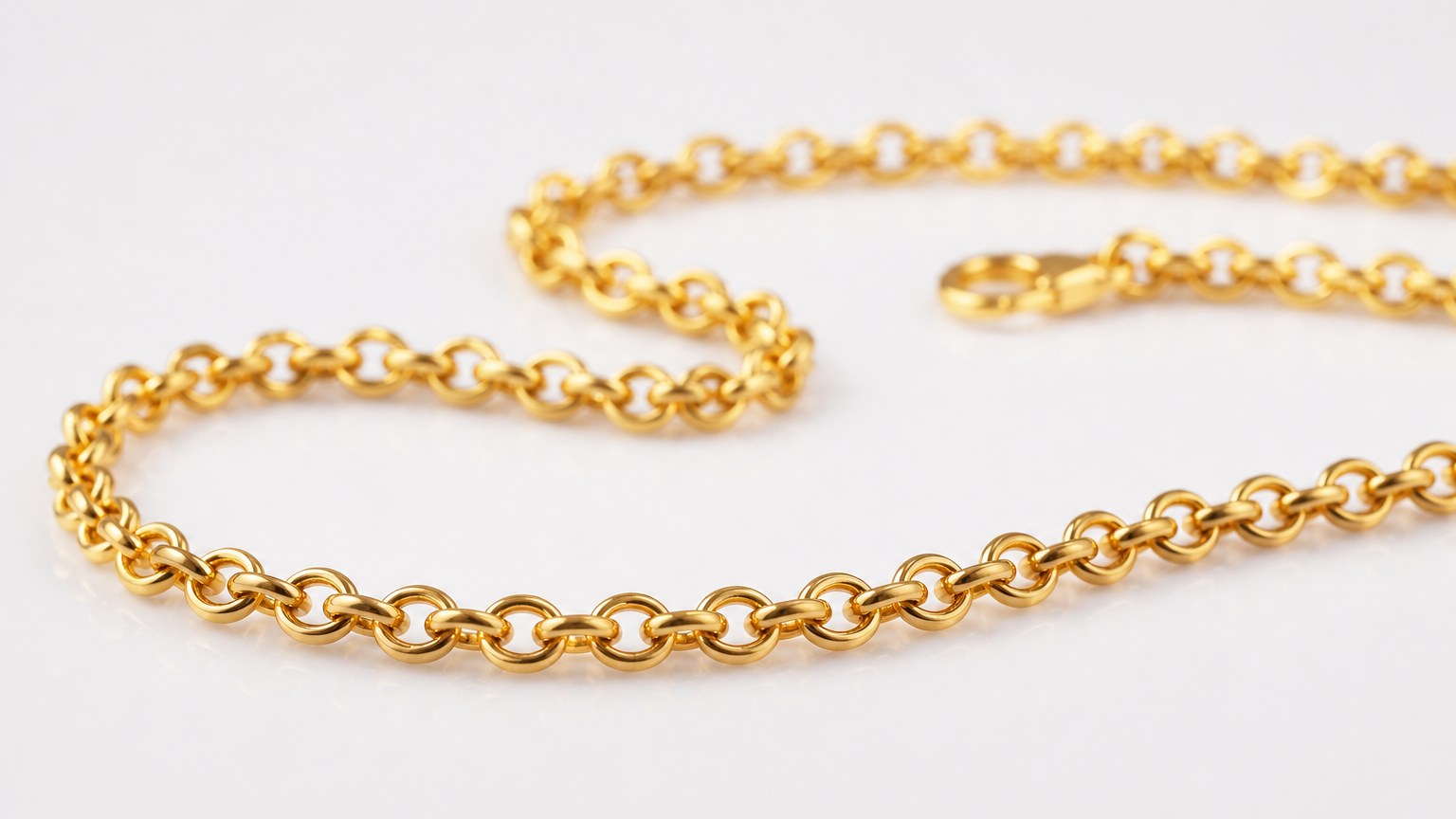 Détail d'une chaîne en or 18 carats 60 cm maille forçat ronde