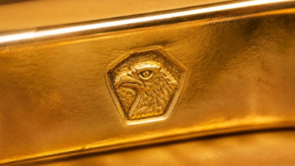 Poinçon tête d'aigle or 18 carats sur un bijou français