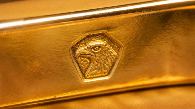 Poinçon tête d'aigle or 18 carats sur un bijou français