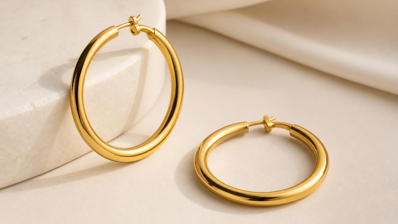 Boucles d'oreilles créoles en or jaune élégantes et minimalistes