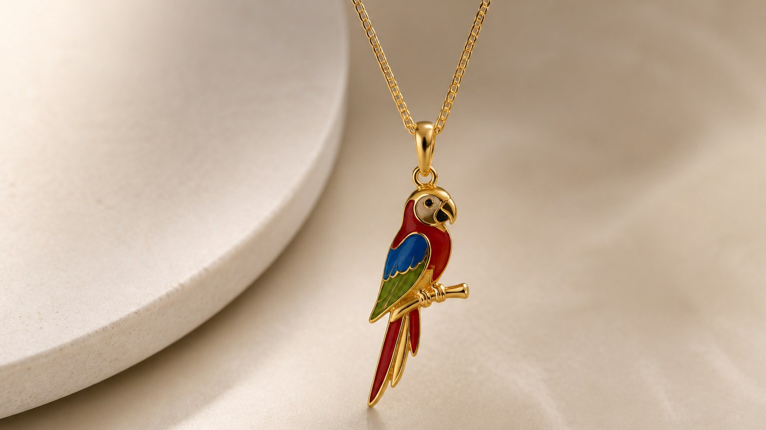Collier en or jaune avec pendentif perruche colorée