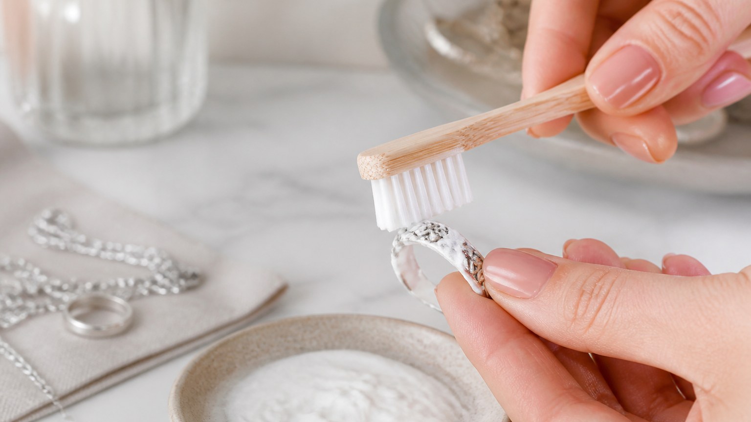 Nettoyage d’une bague en argent avec une brosse à dents et bicarbonate