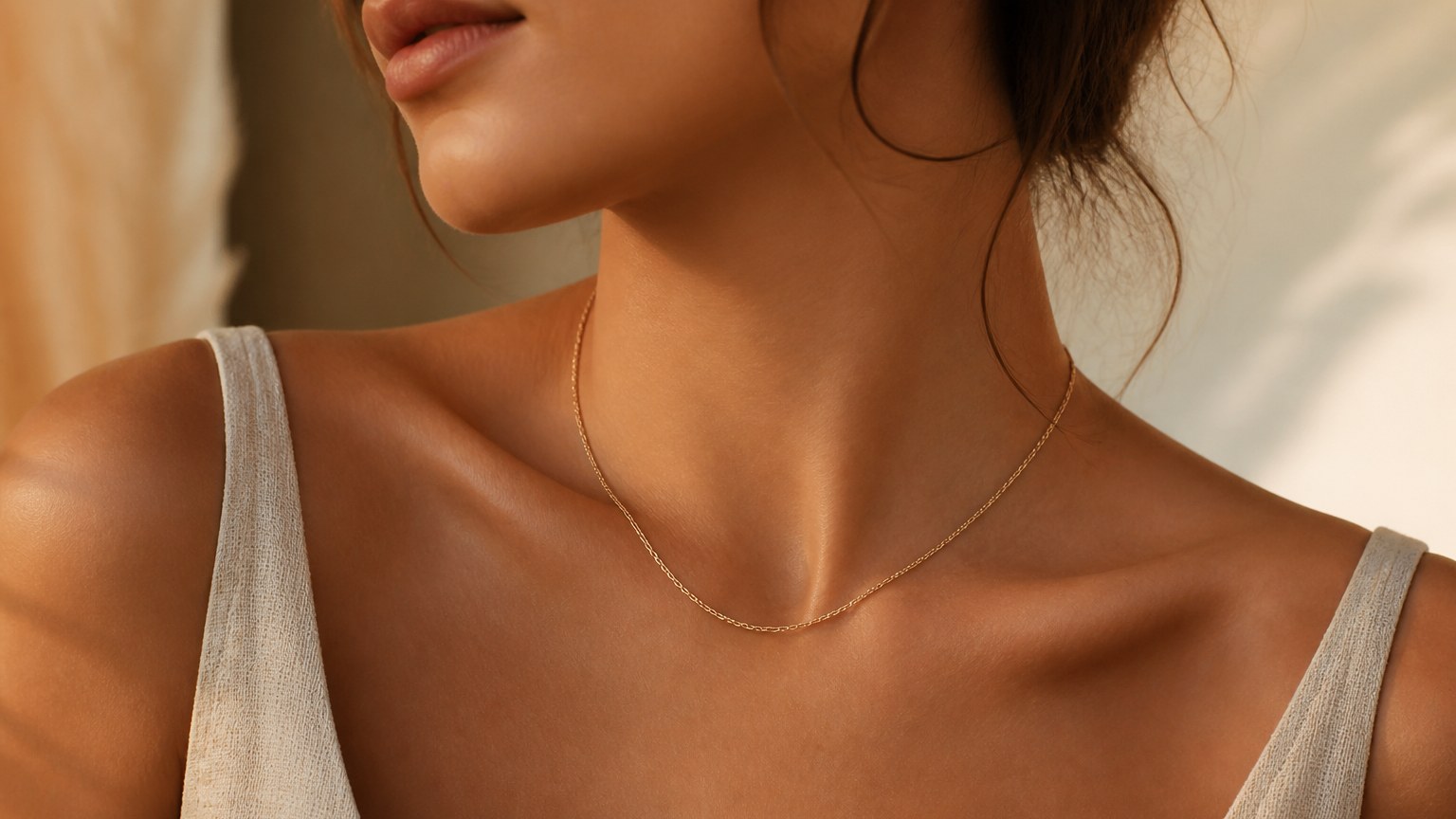 Collier en vermeil porté sur peau de femme