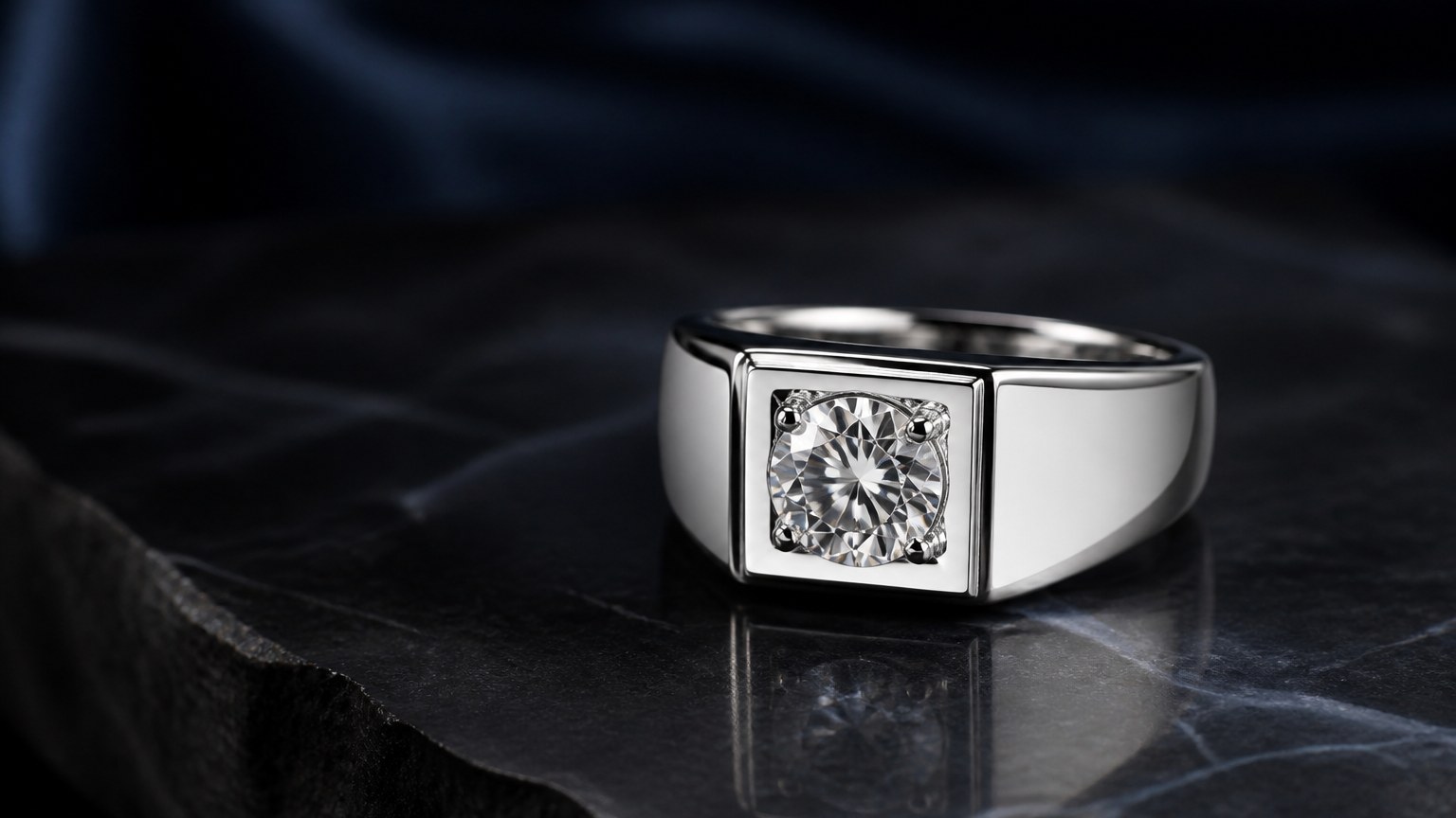Bague chevalière homme en or blanc 18 carats ornée d'un diamant