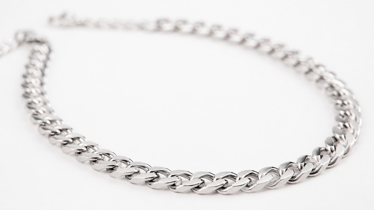 Collier chaîne en or blanc pour femme en gros plan