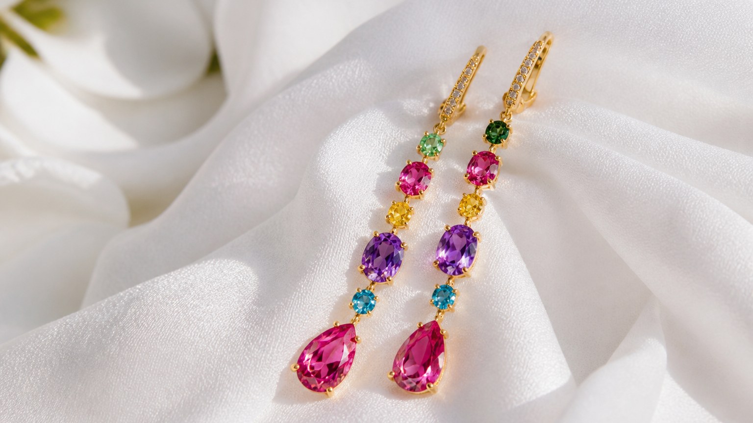 Boucles d'oreilles pendantes avec pierres précieuses colorées