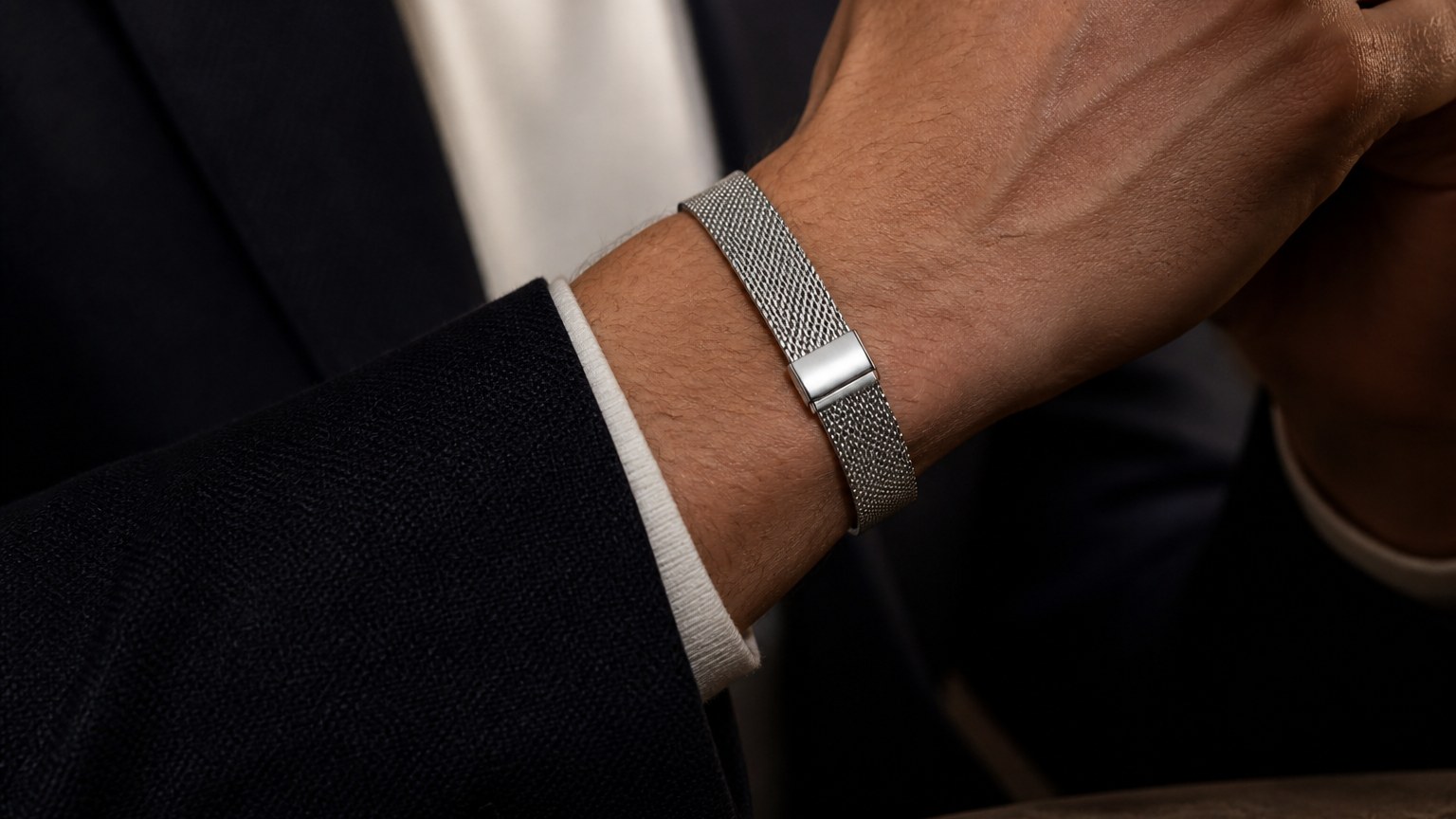 Bracelet Milanese Loop acier inoxydable sur poignet