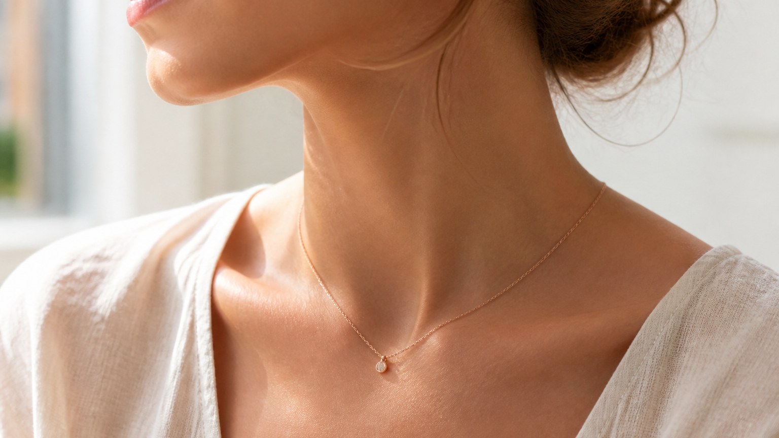 Femme avec chaîne en or rose et pendentif minimaliste