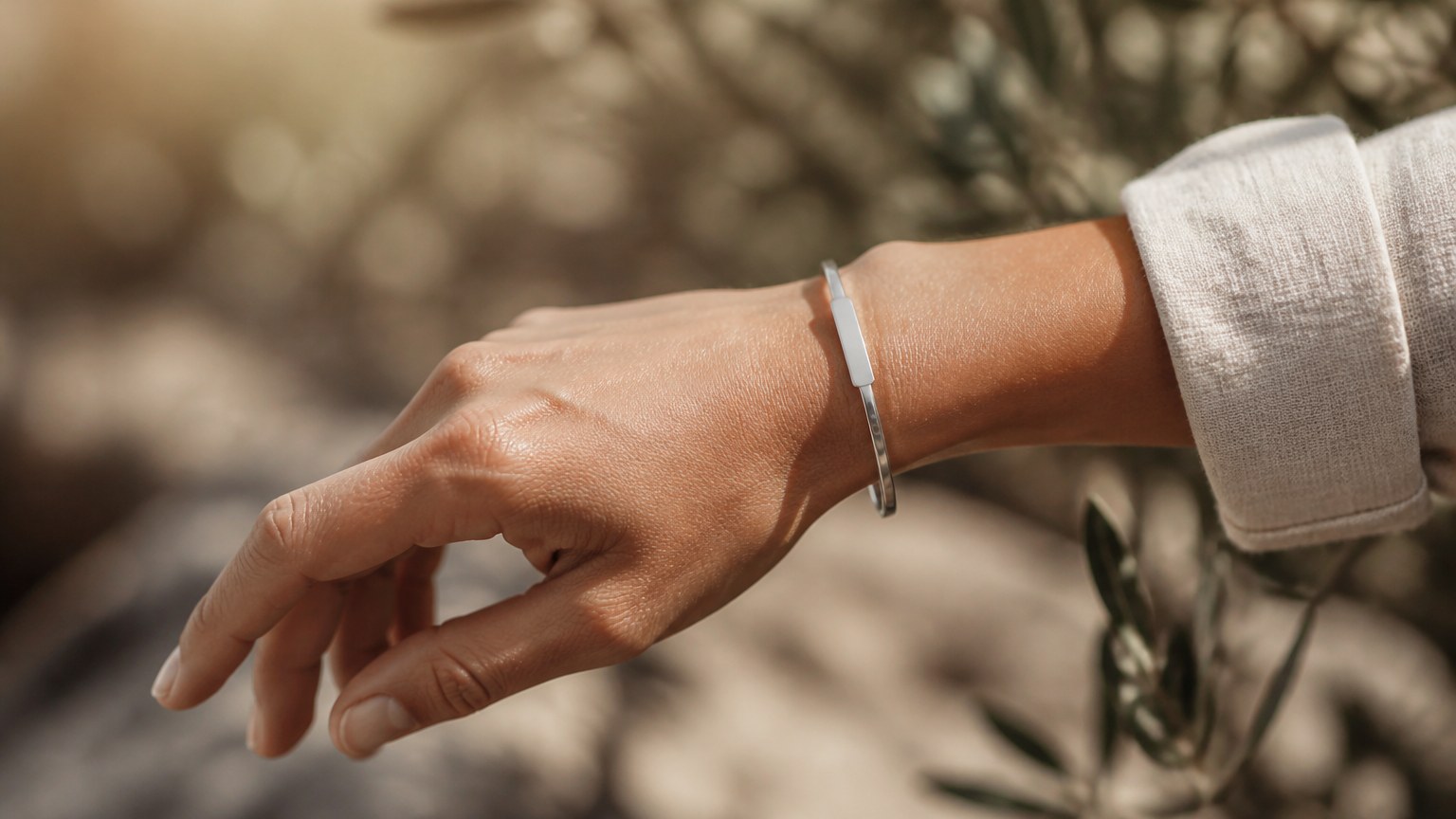 Bracelet personnalisable en acier inoxydable porté au poignet